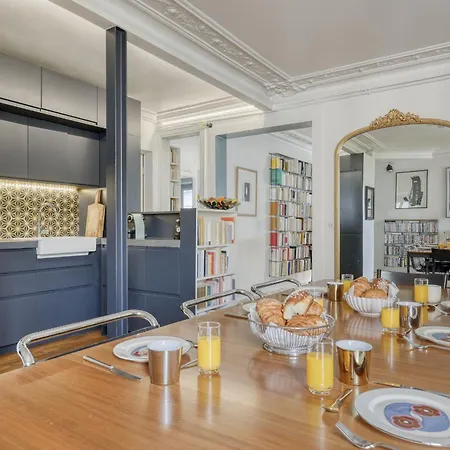 Breathtaking Flat With Balcony In St Germain Area Parigi